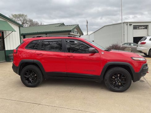 Used 2017 Jeep Cherokee Trailhawk w/ Comfort/Convenience Group AWD/4WD image 2
