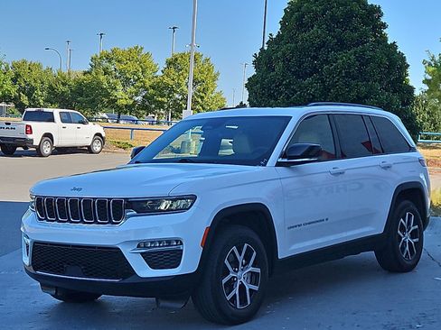 Used 2025 Jeep Grand Cherokee Limited w/ Trailer Tow Package AWD/4WD image 3