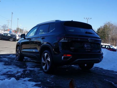 Certified 2025 Volkswagen Taos SE w/ Panoramic Sunroof Package image 6