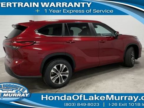 Used 2023 Toyota Highlander XLE FWD image 3