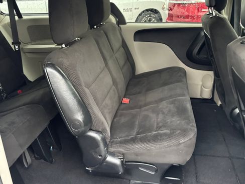 Used 2017 Dodge Grand Caravan SE w/ UConnect Hands-Free Group image 10