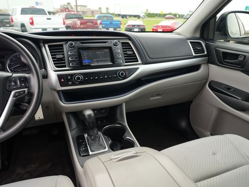 Used 2017 Toyota Highlander LE w/ Carpet Mat Package AWD/4WD image 21