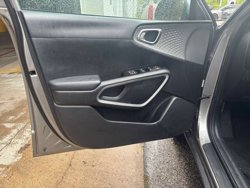 Used 2025 Kia Soul LX w/ LX Technology Package FWD image 18