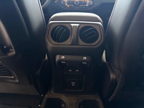 Used 2025 Jeep Gladiator Rubicon AWD/4WD image 33