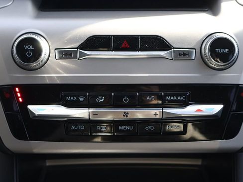 Used 2023 Ford Explorer XLT image 17