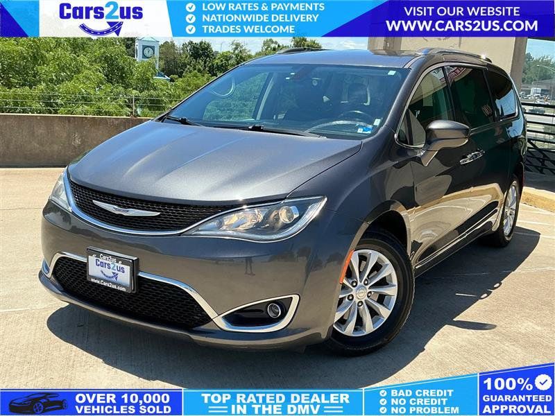 Used 2018 Chrysler Pacifica Touring-L FWD image 1