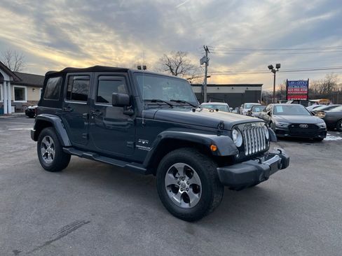 Used 2017 Jeep Wrangler Unlimited Sahara w/ Connectivity Group AWD/4WD image 23