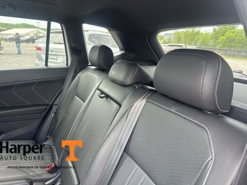 Used 2022 Volkswagen Tiguan SE R-Line image 9