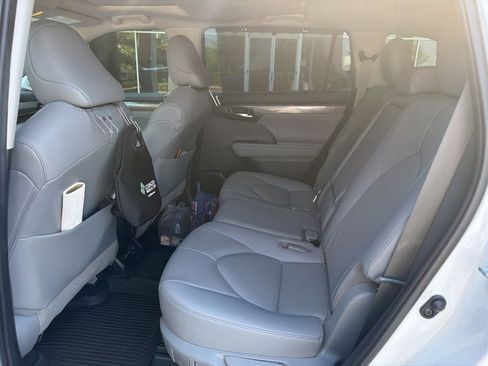 Used 2021 Toyota Highlander Limited FWD image 8