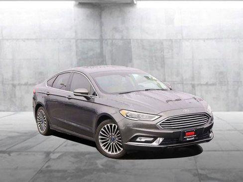 Used 2017 Ford Fusion SE w/ Fusion SE Technology Package image 2
