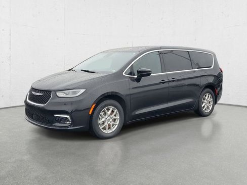 Used 2025 Chrysler Pacifica Select image 4