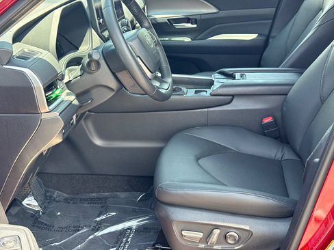 Used 2024 Toyota Grand Highlander XLE FWD image 11