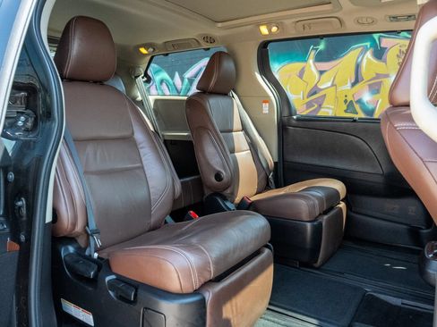 Used 2017 Toyota Sienna Limited Premium FWD image 9