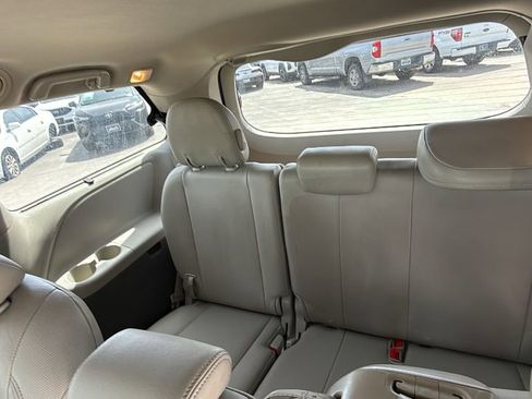 Used 2014 Toyota Sienna XLE image 16
