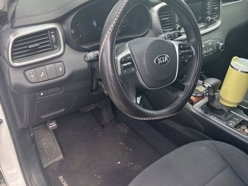 Used 2019 Kia Sorento FWD image 2