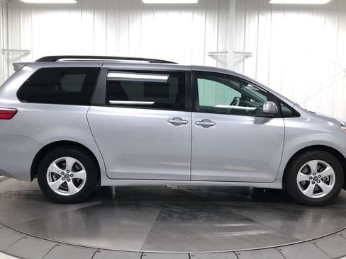 Used 2018 Toyota Sienna LE FWD image 9