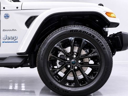 Used 2024 Jeep Wrangler Unlimited Sahara w/ Technology Group AWD/4WD image 9