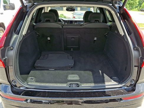 Used 2023 Volvo XC60 B5 Plus image 32