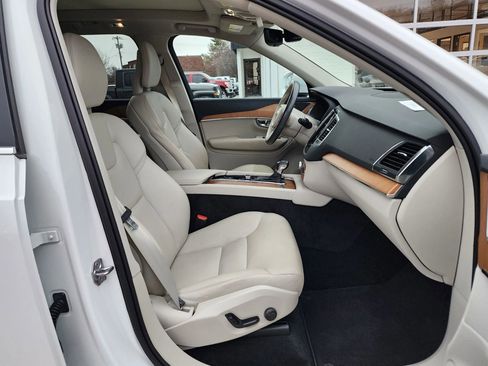 Used 2021 Volvo XC90 T6 Momentum w/ Climate Package image 10