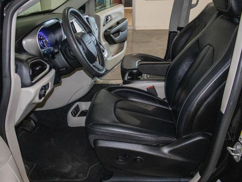 Used 2024 Chrysler Pacifica Touring-L FWD image 7