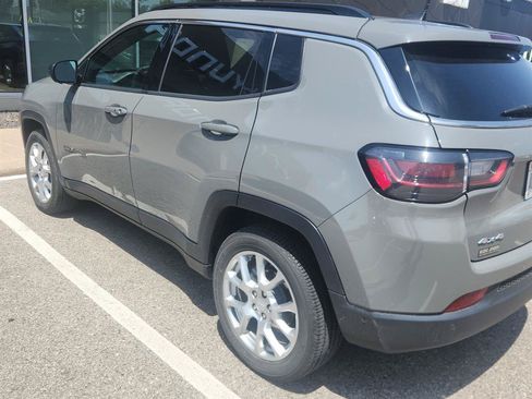 Used 2023 Jeep Compass Latitude w/ Sun and Sound Group AWD/4WD image 5