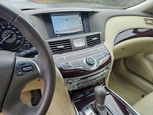 Used 2018 INFINITI Q70 Luxe image 29