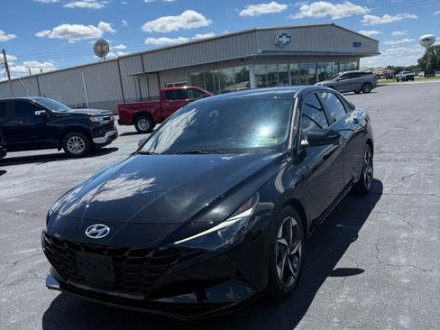 Used 2023 Hyundai Elantra SEL w/ Convenience Package FWD image 3