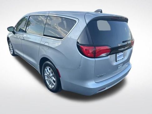 Used 2023 Chrysler Voyager LX FWD image 3