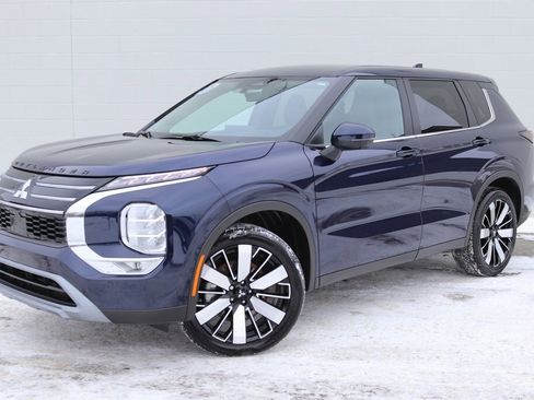 Used 2025 Mitsubishi Outlander SE image 45