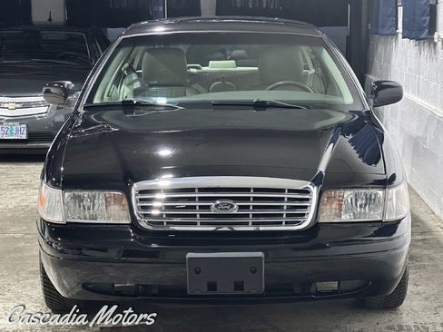 Used 2011 Ford Crown Victoria LX w/ Comfort Appearance Pkg image 2