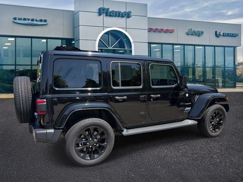Used 2024 Jeep Wrangler Unlimited Sahara w/ Technology Group AWD/4WD image 2