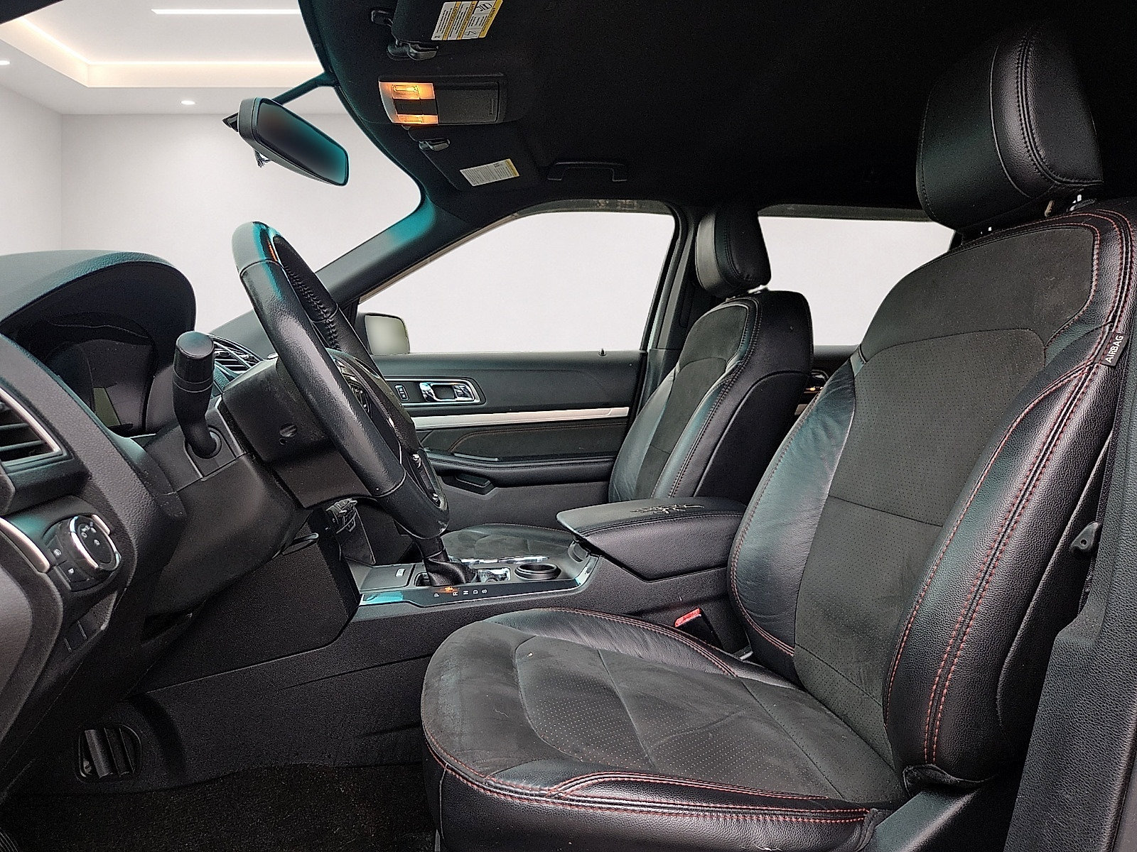 Used 2018 Ford Explorer XLT w/ Equipment Group 202A FWD image 15