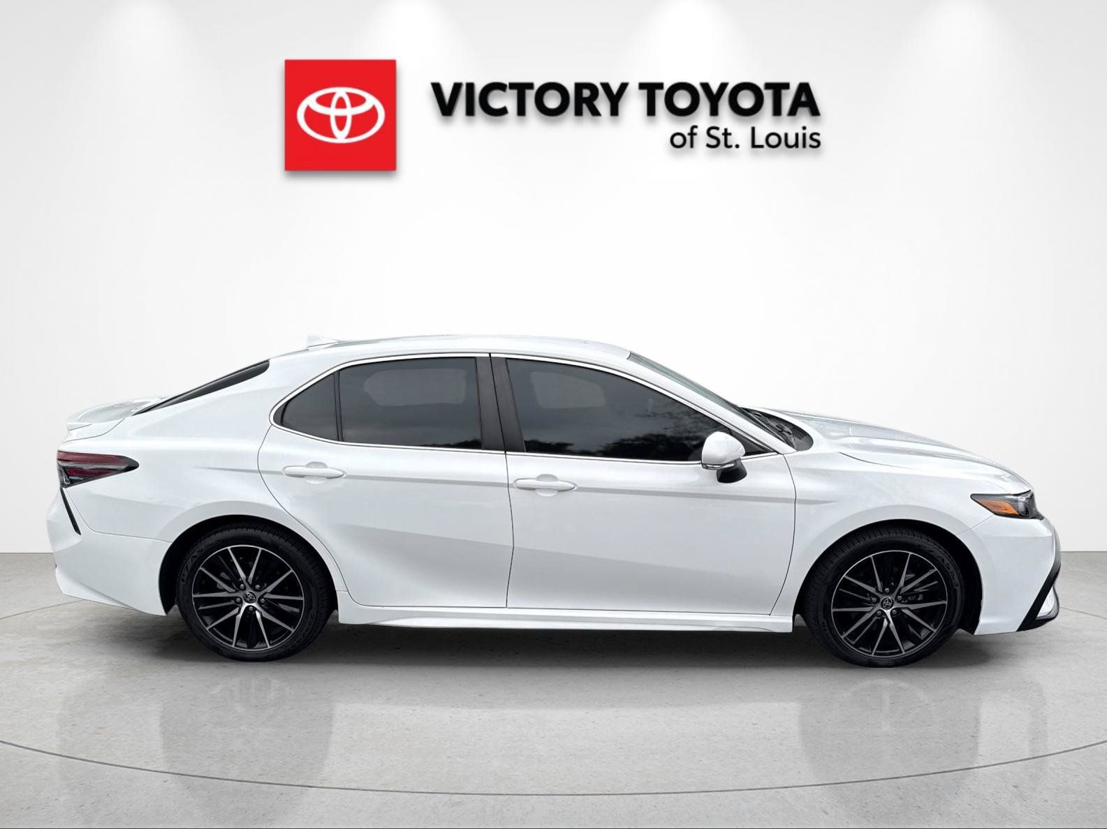 Used 2023 Toyota Camry SE FWD image 2