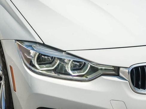 Used 2018 BMW 320i Sedan RWD image 4