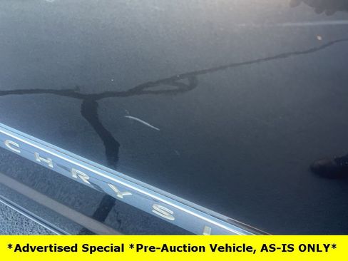 Used 2015 Chrysler Town & Country Touring image 4