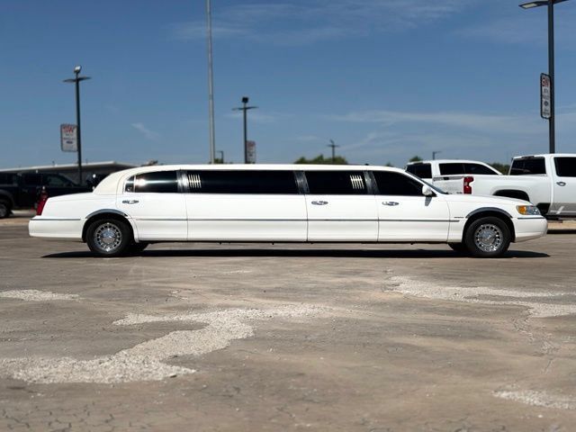 Used 2002 Lincoln Town Car Executive RWD image 8