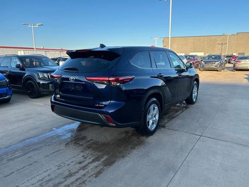 Used 2021 Toyota Highlander LE AWD/4WD image 3