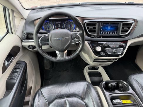 Used 2018 Chrysler Pacifica Touring-L image 15