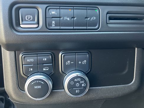 Used 2021 GMC Yukon SLT w/ SLT Premium Package image 14