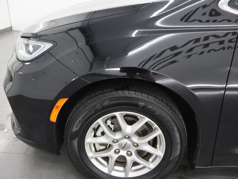 Used 2024 Chrysler Pacifica Touring-L FWD image 34