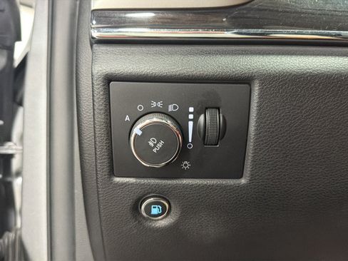 Used 2018 Jeep Grand Cherokee Overland AWD/4WD image 22