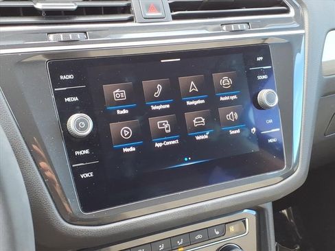 Used 2021 Volkswagen Tiguan SE image 25