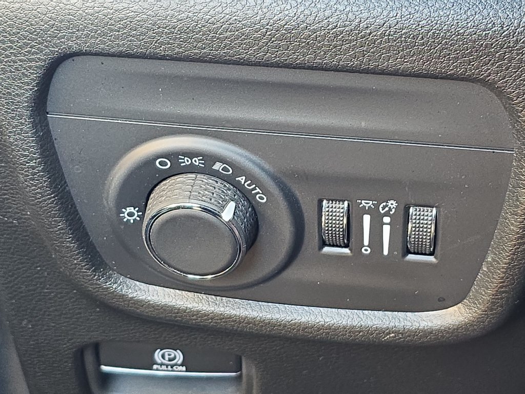 Used 2024 Jeep Grand Cherokee Altitude RWD image 32