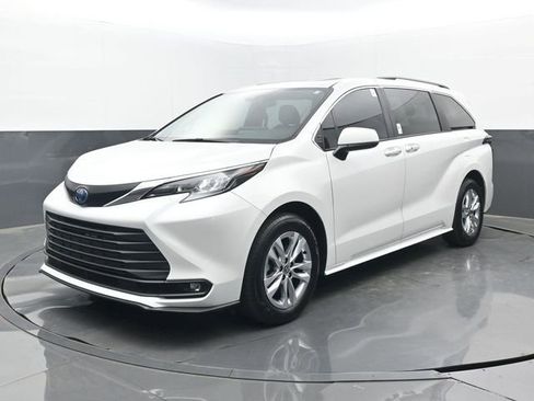 Used 2025 Toyota Sienna XLE w/ XLE Plus Package image 24