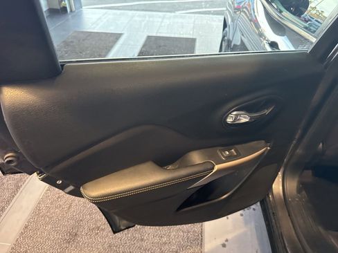 Used 2018 Jeep Cherokee Latitude image 14