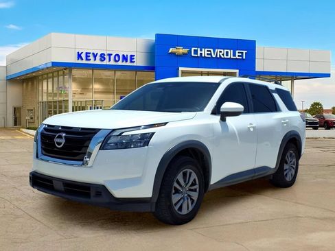 Used 2024 Nissan Pathfinder SV FWD image 3