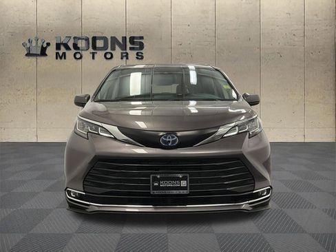Used 2023 Toyota Sienna XLE FWD image 3
