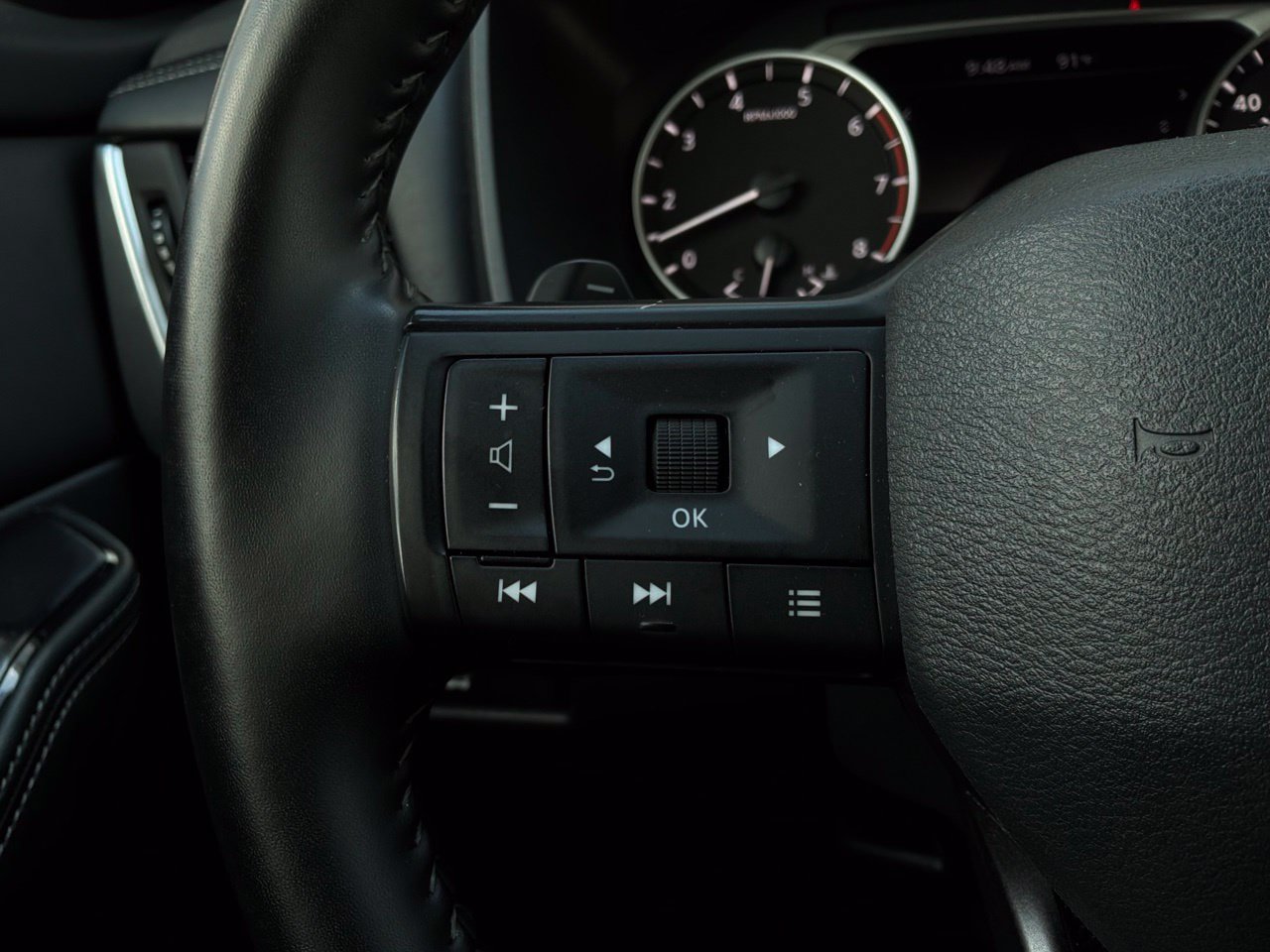 Used 2025 Nissan Rogue SV FWD image 36