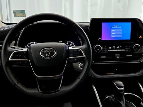 Used 2024 Toyota Highlander XLE AWD/4WD image 29