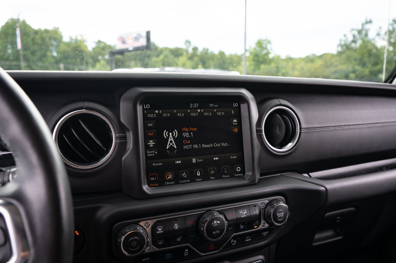 Used 2022 Jeep Wrangler Unlimited Sahara w/ Cold Weather Group AWD/4WD image 23